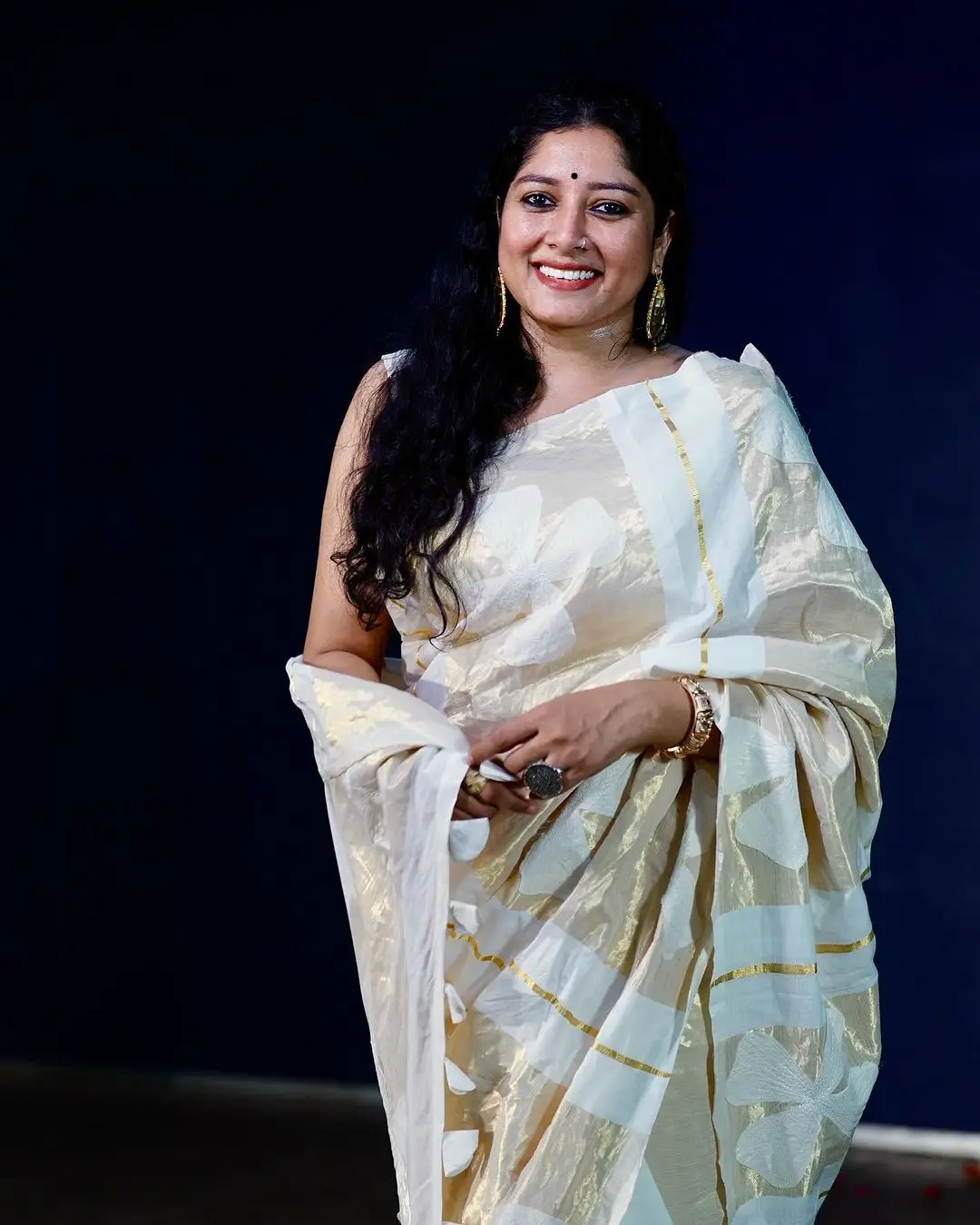 MALAYALAM ACTRESS ANUMOL IMAGES IN WHITE SAREE